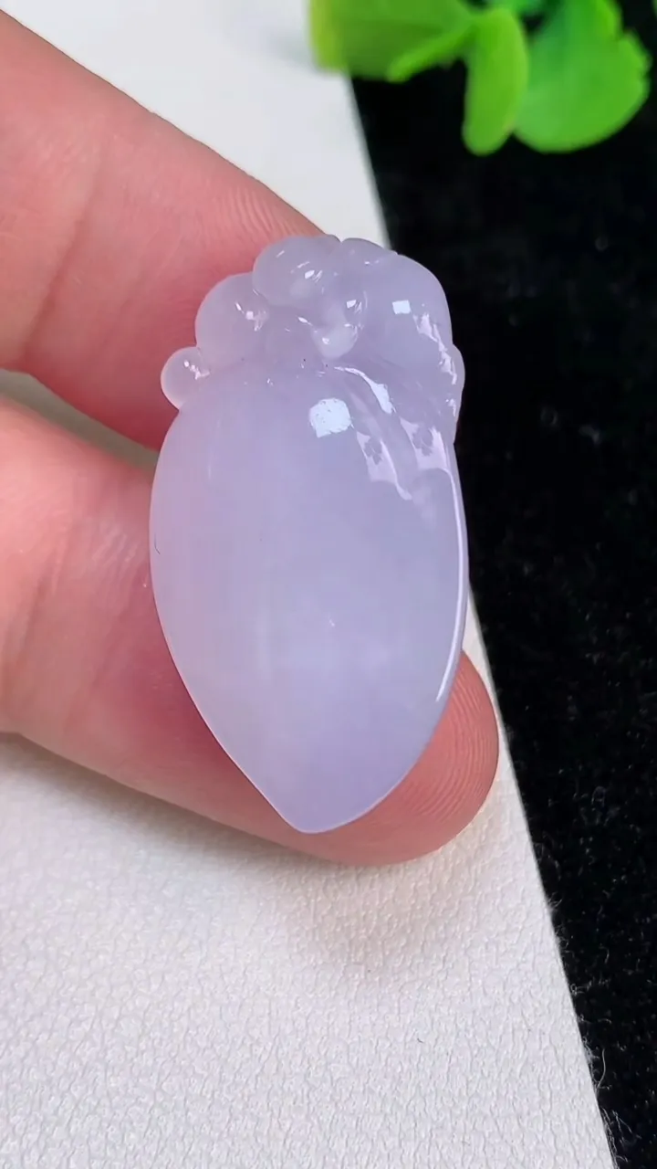 天然A货翡翠紫罗兰福瓜吊坠，尺寸31.6-17-10，重量:8.32g
6月25日