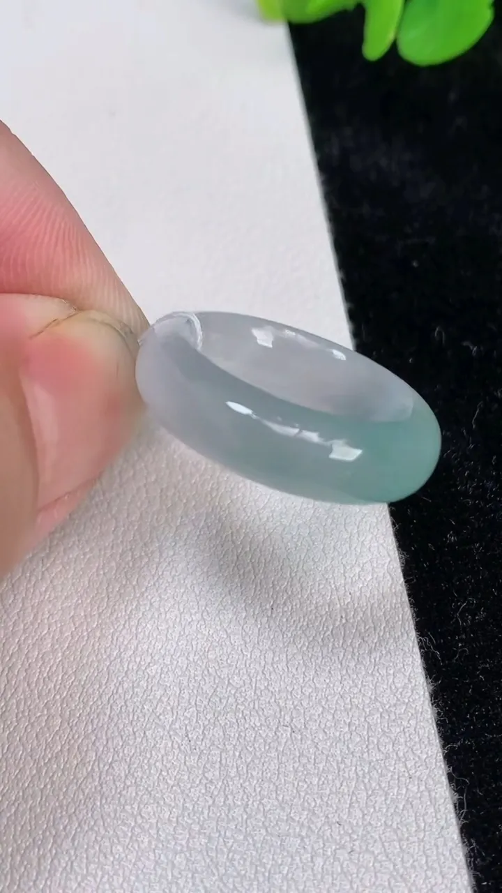 天然A货翡翠戒指指环，尺寸16.7-5.2-3.5，重量:4.25g2025年6月25日
工厂直销收藏佳品,种好水足，色泽均匀，有种有色，上手高大气！