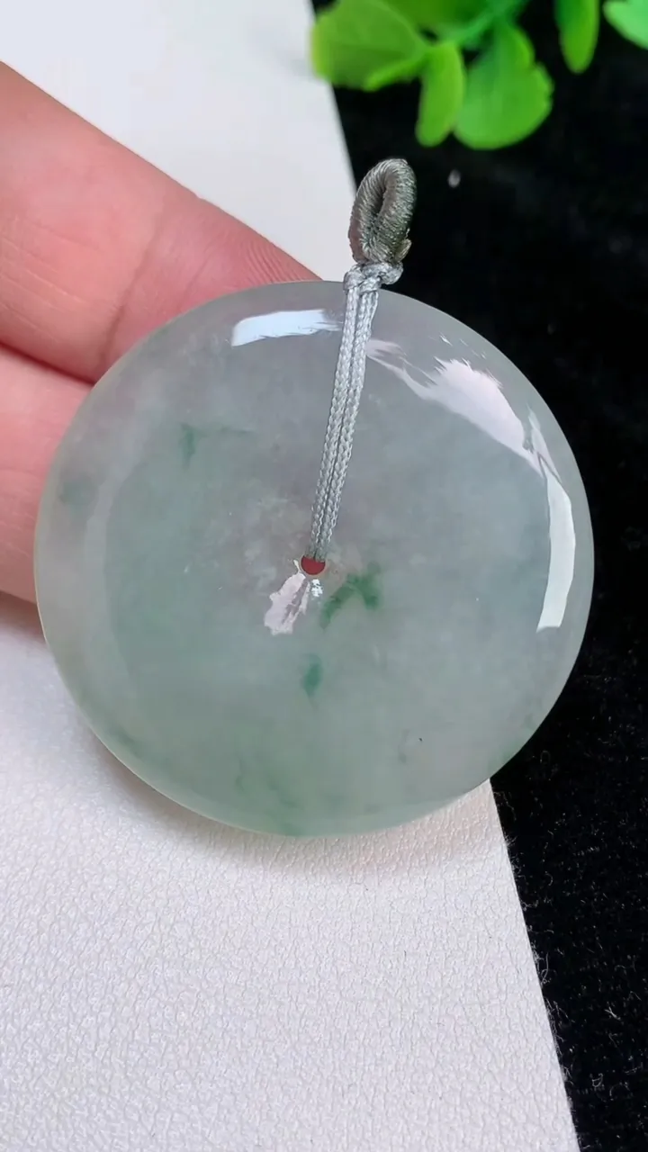 天然A货翡翠飘花平安扣吊坠，尺寸39.6-5.7，重量:19.60g
6月25日
