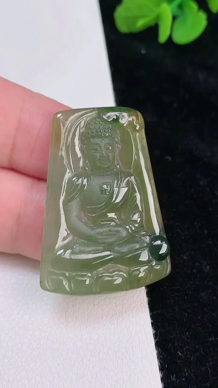 天然A货翡翠大日如来吊坠，尺寸35.5-26-3，重量:5.48g
6月25日