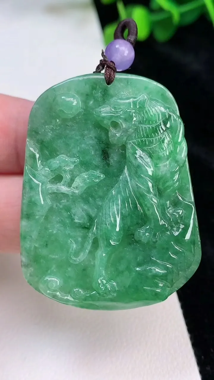 天然A货翡翠生肖虎吊坠，尺寸48.3-37.2-6.2，重:21.14g
6月25日