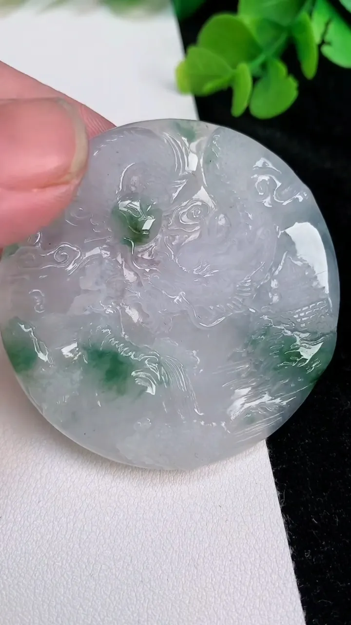 天然A货翡翠龙牌吊坠，尺寸52-5.3，重量:28.85g
6月25日