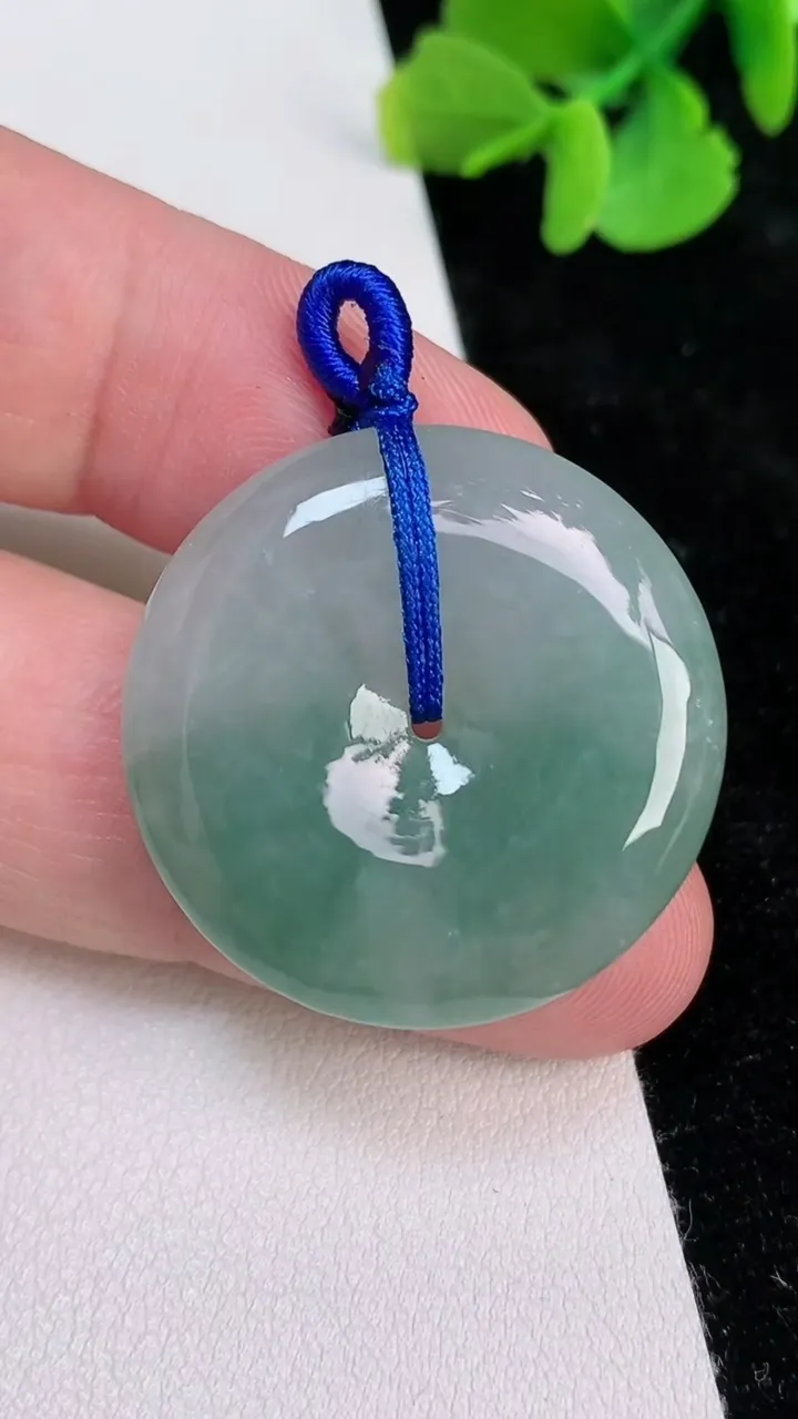 天然A货翡翠飘花平安扣吊坠，尺寸29.5-5.5，重量:10.70g
6月25日