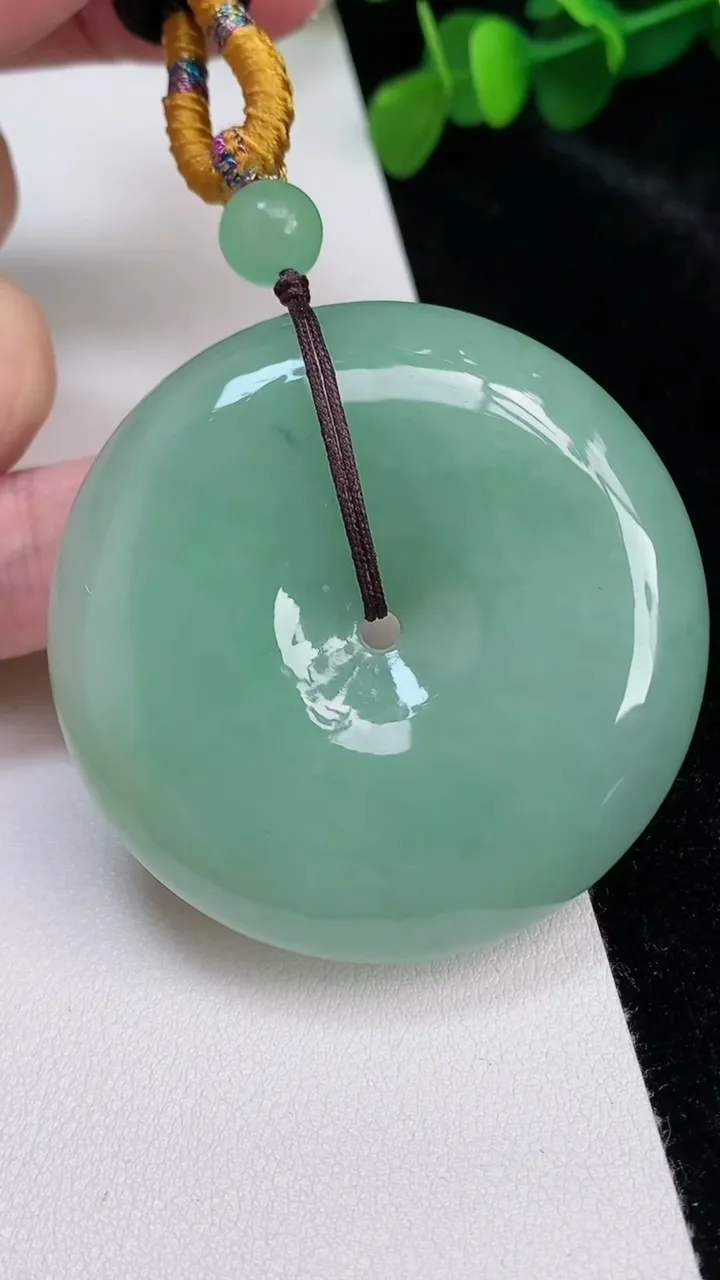 天然A货翡翠平安扣吊坠，尺寸52-12.3，重:72.58g
6月25日