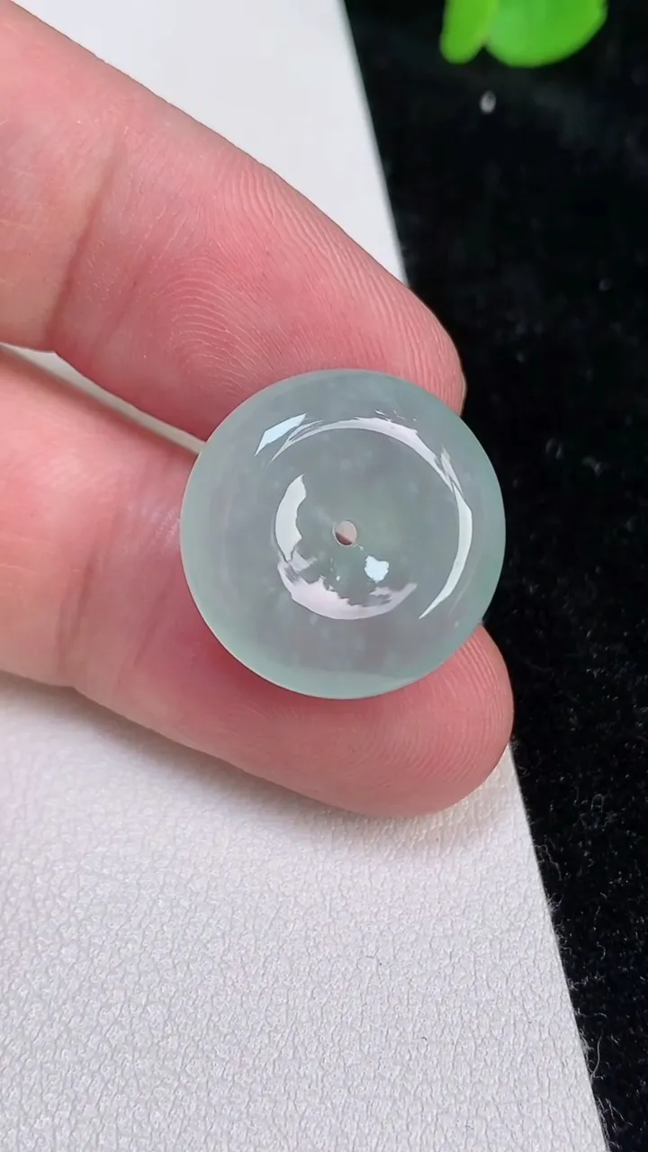 天然A货翡翠平安扣吊坠，尺寸19-5.2，重量:3.94g
6月25日