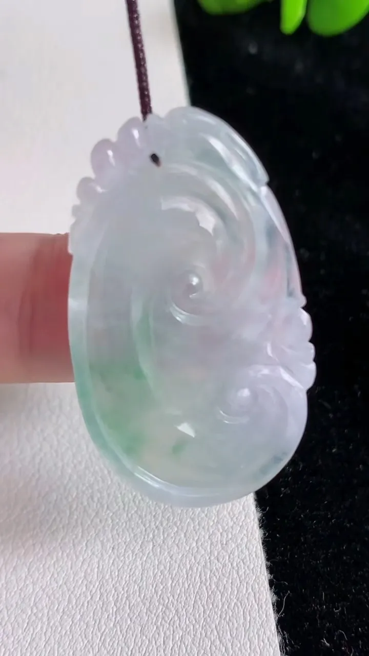 天然A货翡翠如意吊坠，尺寸36.4-21.4-4，重量:5.73g
6月25日