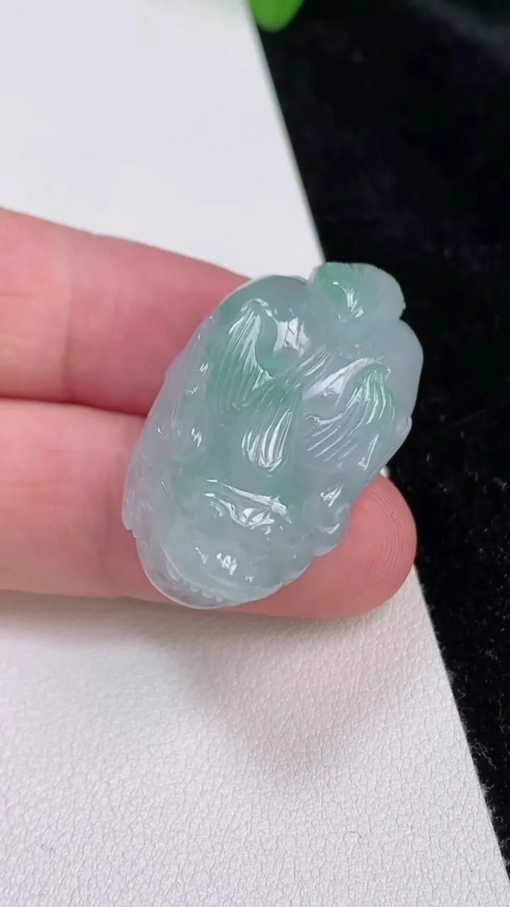 天然A货翡翠貔貅吊坠，尺寸 34.6-20.7-14，重:18.90g
6月25日