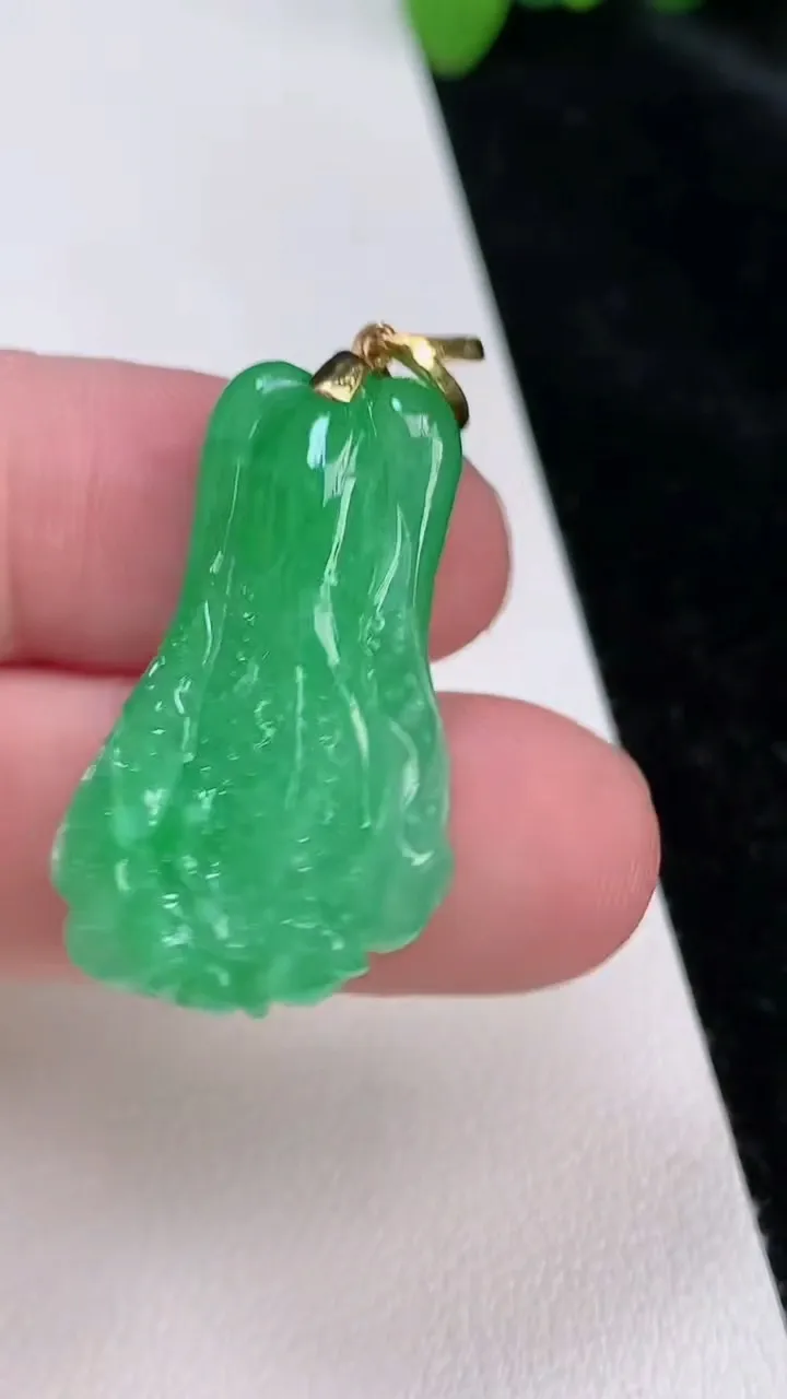 天然A货翡翠白菜吊坠，尺寸31.4-19.2-8.2，重:8.67g
6月25日