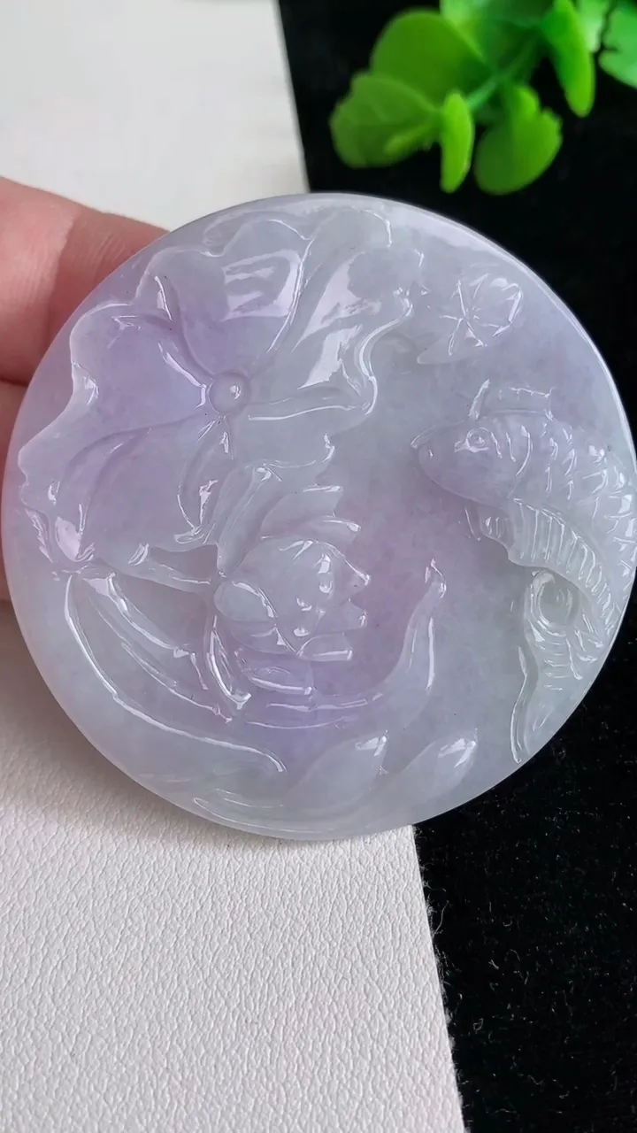 天然A货翡翠紫罗兰年年有余荷叶鱼吊坠，尺寸51.7-4.2，重量:23.35g
6月25日