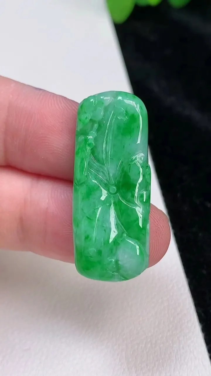 天然A货翡翠年年有余吊坠，尺寸 34-14-4.8，重:5.45g
6月25日
