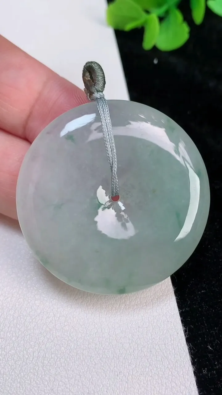 天然A货翡翠飘花平安扣吊坠，尺寸39.6-5.7，重量:19.60g
6月25日