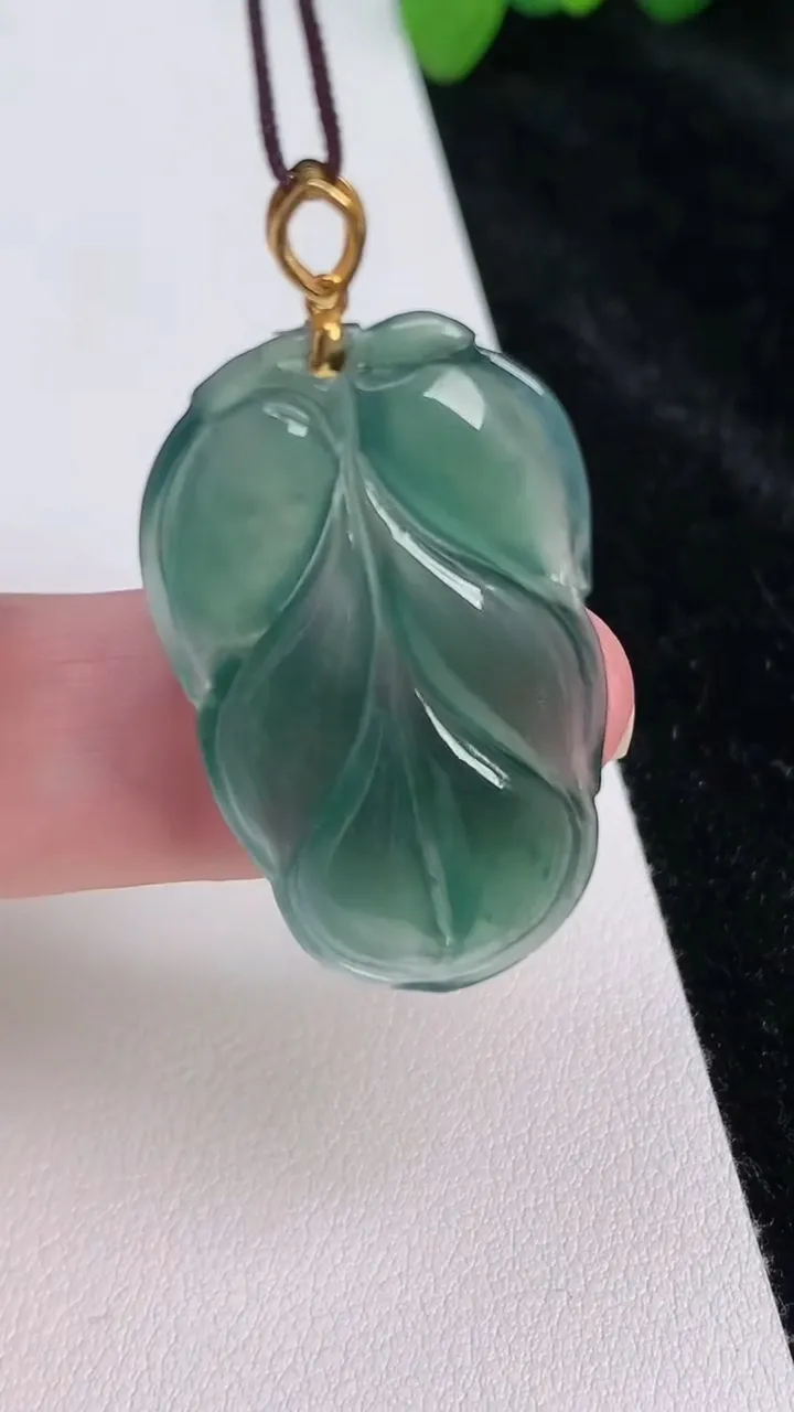 天然A货翡翠k金蓝水金枝玉叶 叶子吊坠，尺寸33.2-18.3-4.2，重:5.56g
6月25日