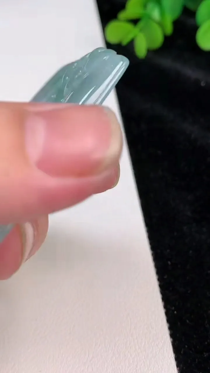 天然A货翡翠飘花虚空藏观音菩萨吊坠，尺寸67-43.8-5.2，重量:35.06g
6月26日