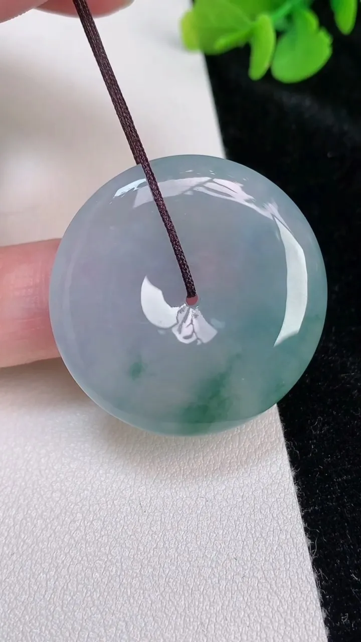 天然A货翡翠飘花平安扣吊坠，尺寸32.8-5.4，重量:12.69g
6月25日