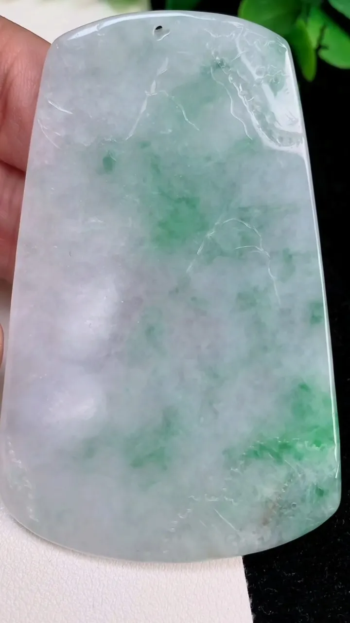 天然A货翡翠山水牌吊坠，尺寸78.6-50-4，重量:43.45g
6月25日