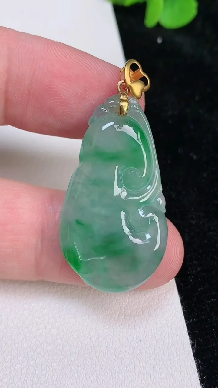 天然A货翡翠如意吊坠，尺寸33.7-19.2-3.8，重量5.51g
6月25日