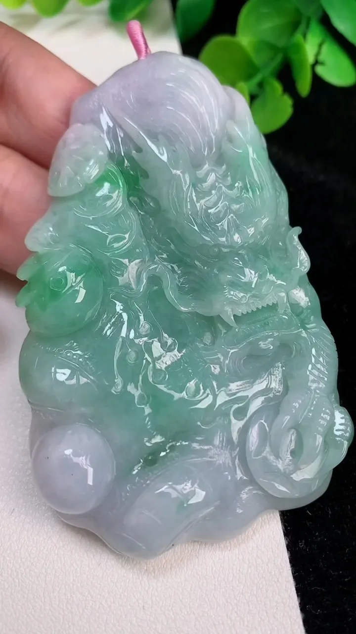 天然A货翡翠龙牌吊坠，尺寸79.2-50-11.3，重量:83.04g
6月25日