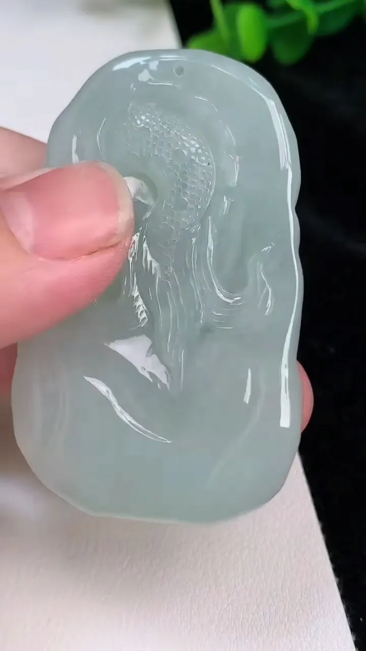 天然A货翡翠冰种龙牌吊坠，尺寸58.8-36.2-12，重:47.24g
6月25日