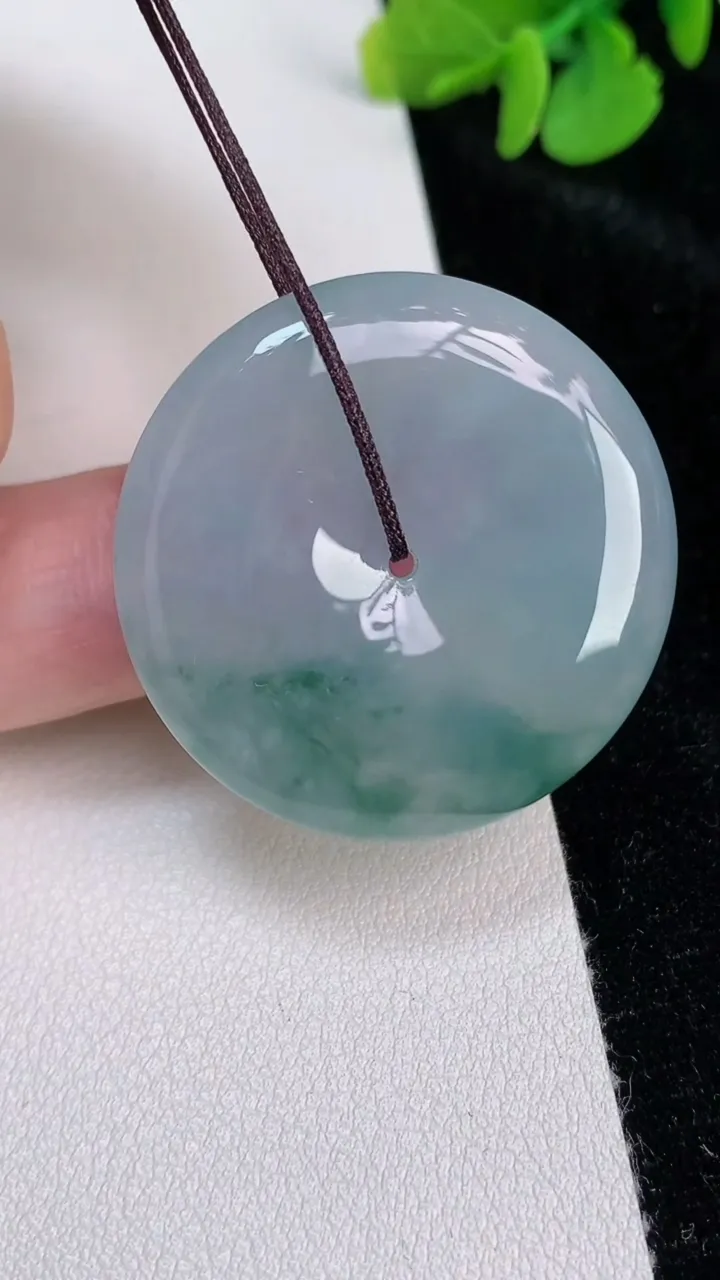 天然A货翡翠飘花平安扣吊坠，尺寸32.8-5.4，重量:12.69g
6月25日