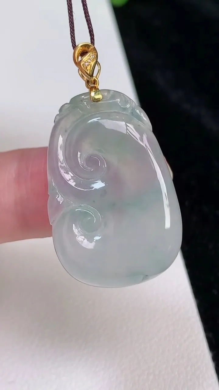 天然A货翡翠如意吊坠，尺寸30.2-20.6-4.1，重:5.50g
6月25日