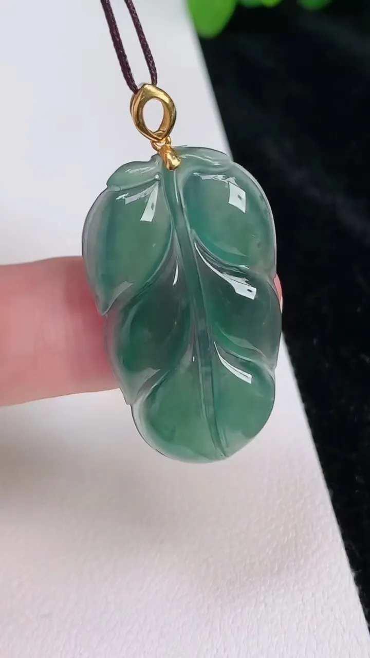 天然A货翡翠k金蓝水金枝玉叶 叶子吊坠，尺寸33.2-18.3-4.2，重:5.56g
6月25日