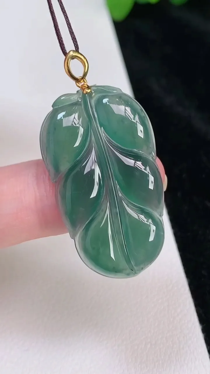 天然A货翡翠k金蓝水金枝玉叶 叶子吊坠，尺寸33.2-18.3-4.2，重:5.56g
6月25日