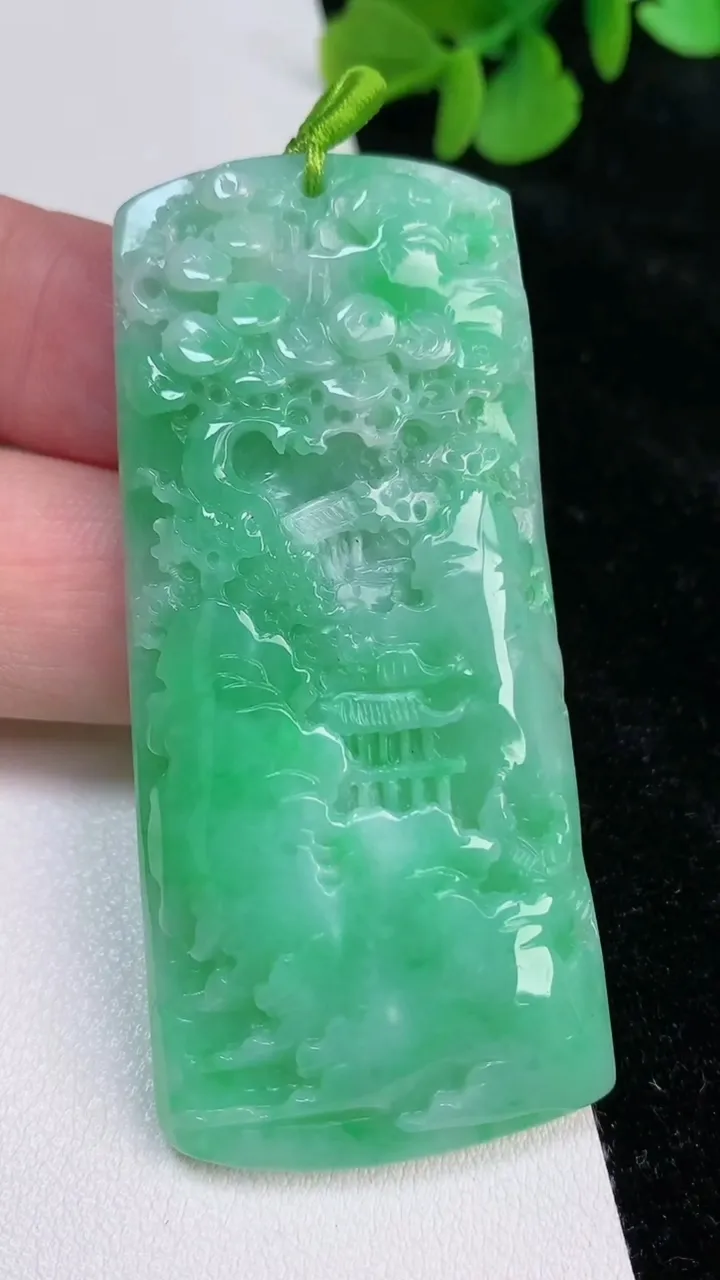 天然A货翡翠山水牌吊坠，尺寸64-29.3-6.8，重量:31.38g
6月25日