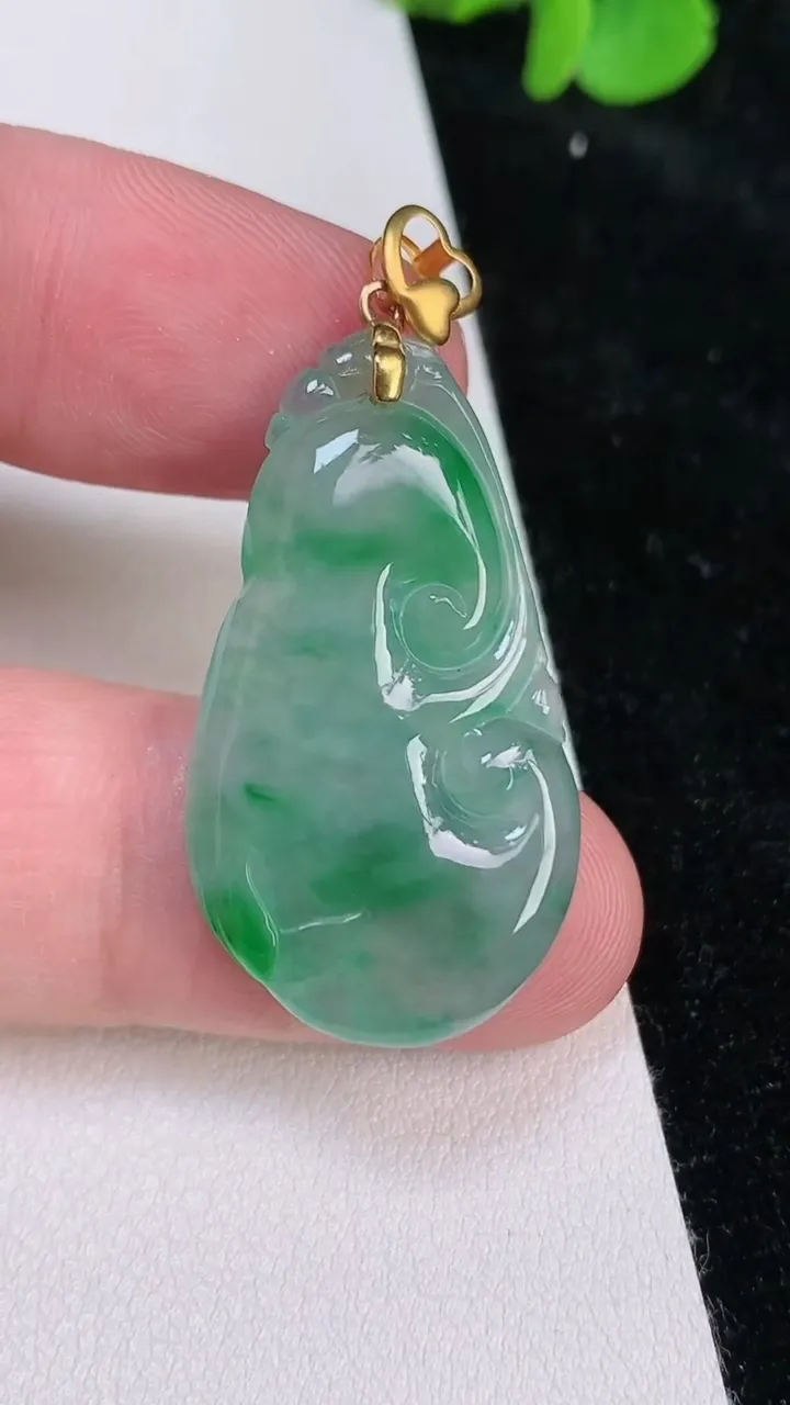 天然A货翡翠如意吊坠，尺寸33.7-19.2-3.8，重量5.51g
6月25日
