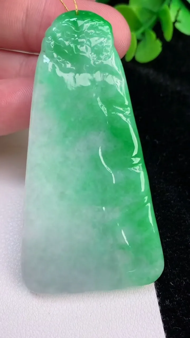 天然A货翡翠大日如来吊坠，尺寸69.3-36-9，重量:44.65g
6月25日
