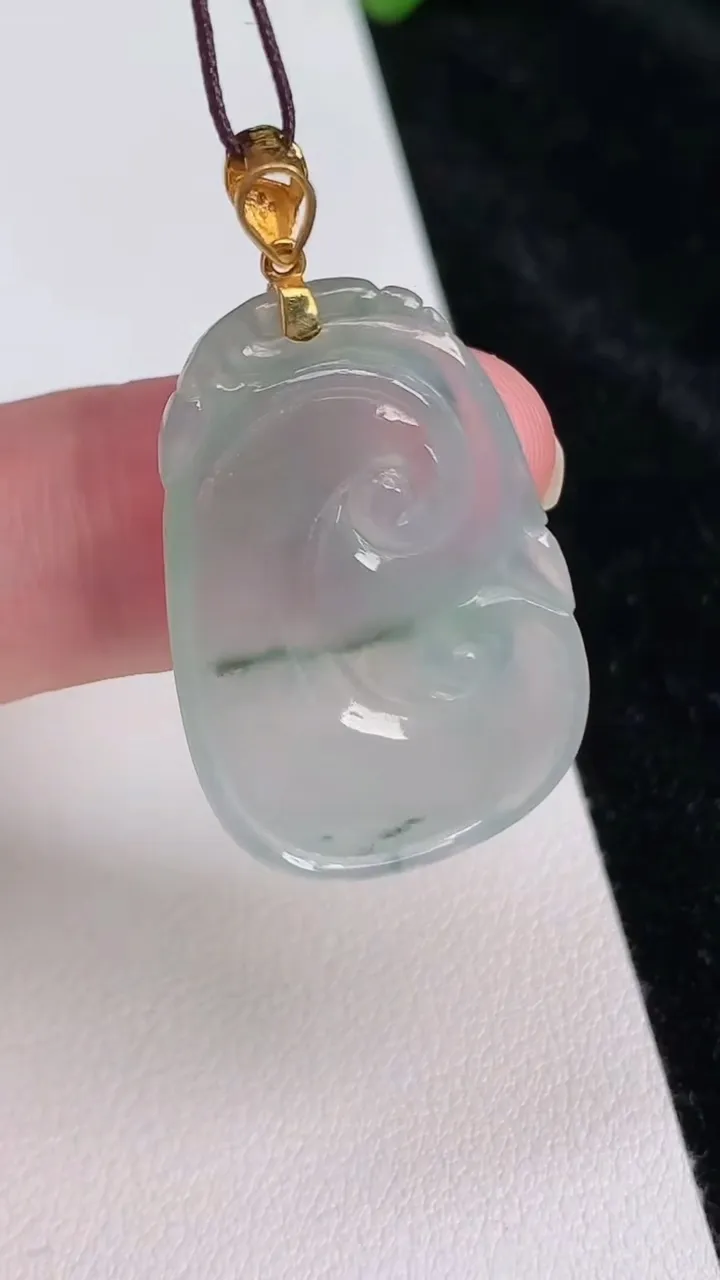 天然A货翡翠如意吊坠，尺寸30.2-20.6-4.1，重:5.50g
6月25日