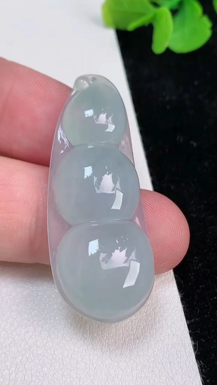 天然A货翡翠福豆吊坠，尺寸43.4-16.8-6.2，重量:7.24g
6月25日