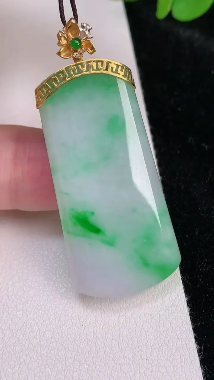 天然A货翡翠无事牌吊坠，尺寸39.7-20-5.6，重量:12.40g
6月25日