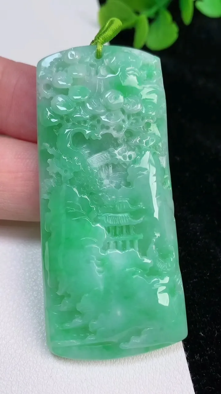 天然A货翡翠山水牌吊坠，尺寸64-29.3-6.8，重量:31.38g
6月25日