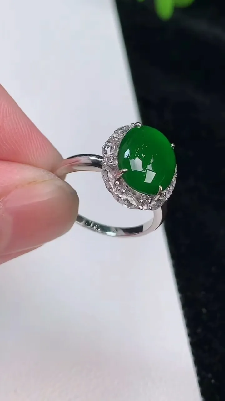 天然A货翡翠蛋面戒指，尺寸17.7-11.8-9，重量:3.40g2025年6月25日
工厂直销收藏佳品,种好水足，色泽均匀，有种有色，上手高大气！