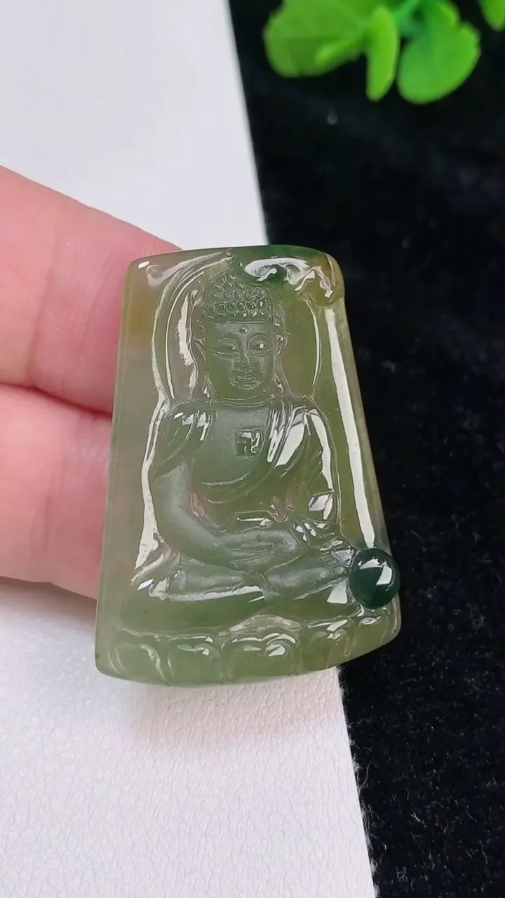 天然A货翡翠大日如来吊坠，尺寸35.5-26-3，重量:5.48g
6月25日