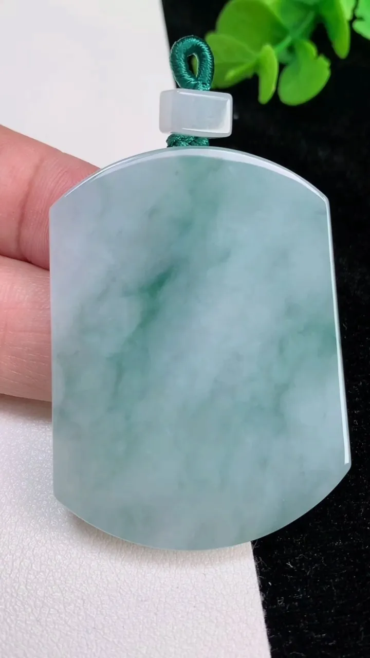 天然A货翡翠飘花无事牌吊坠，尺寸50.3-38.6-5.4，重量:33.50g
6月25日