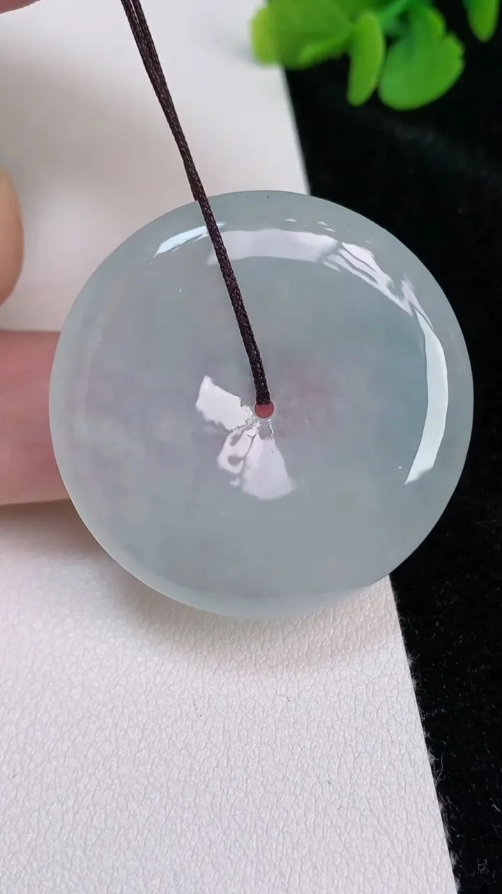 天然A货翡翠飘花平安扣吊坠，尺寸35.5-5.8，重量:15.36g
6月25日
