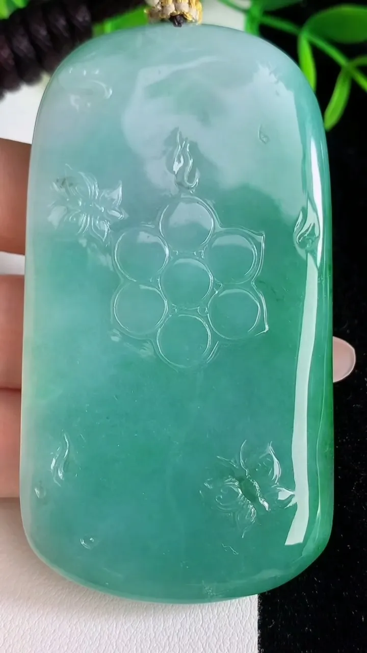 天然A货翡翠大势至观音菩萨吊坠，尺寸78-41-6，重量:57.60g
6月25日
