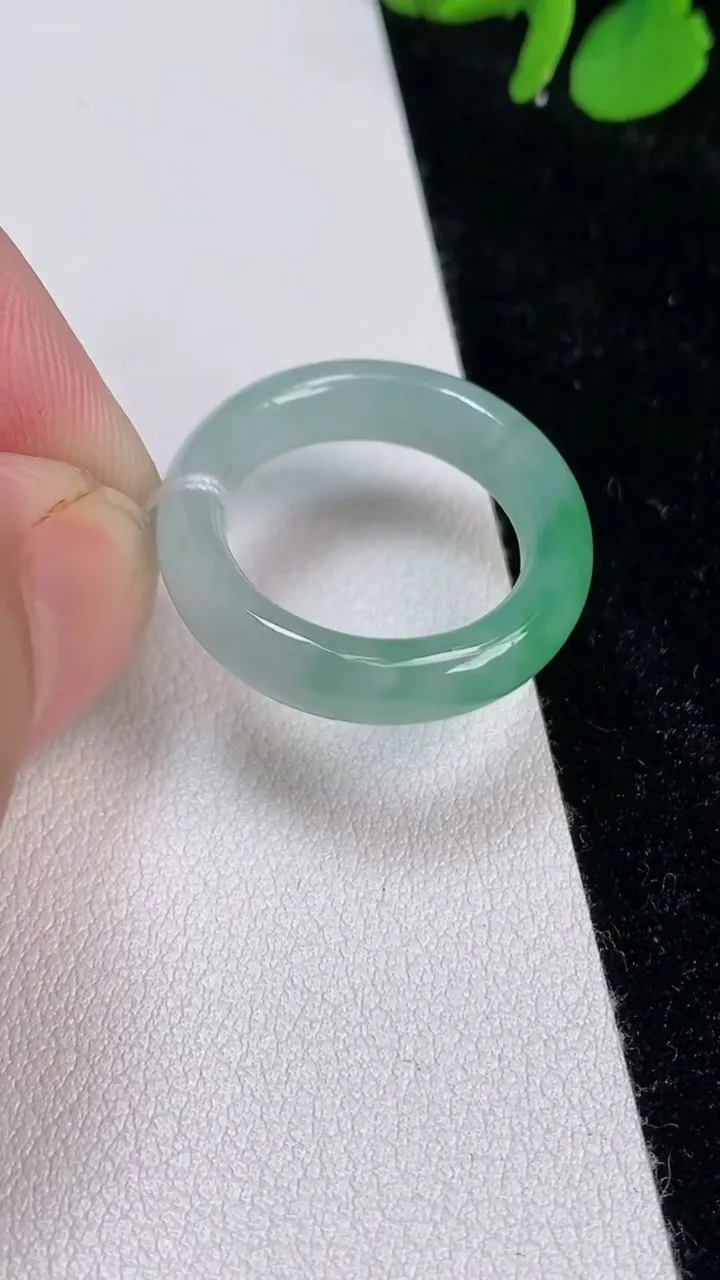 天然A货翡翠戒指指环，尺寸17.5-5-3.3，重量:3.90g2025年6月25日
工厂直销收藏佳品,种好水足，色泽均匀，有种有色，上手高大气！