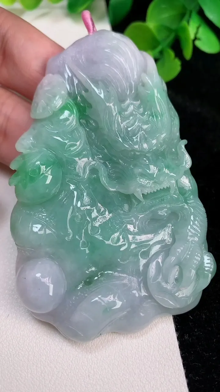 天然A货翡翠龙牌吊坠，尺寸79.2-50-11.3，重量:83.04g
6月25日