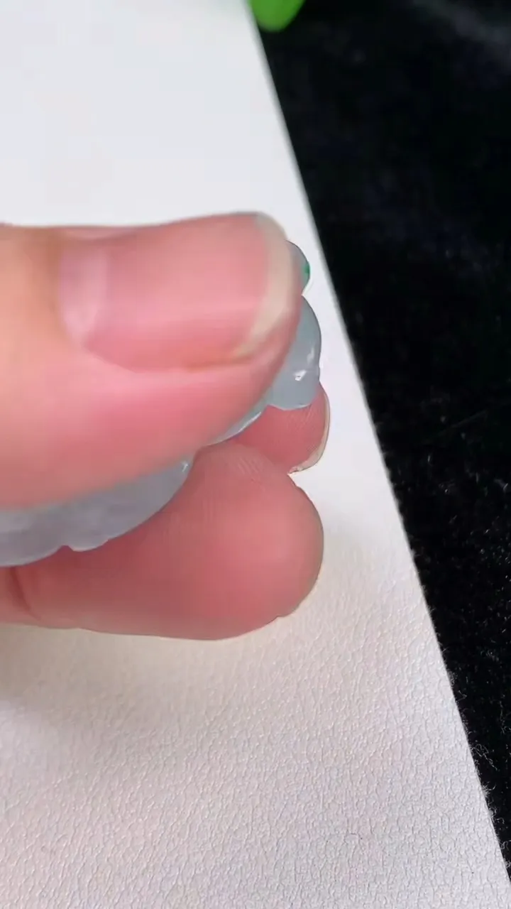 天然A货翡翠貔貅吊坠，尺寸 34.6-20.7-14，重:18.90g
6月25日