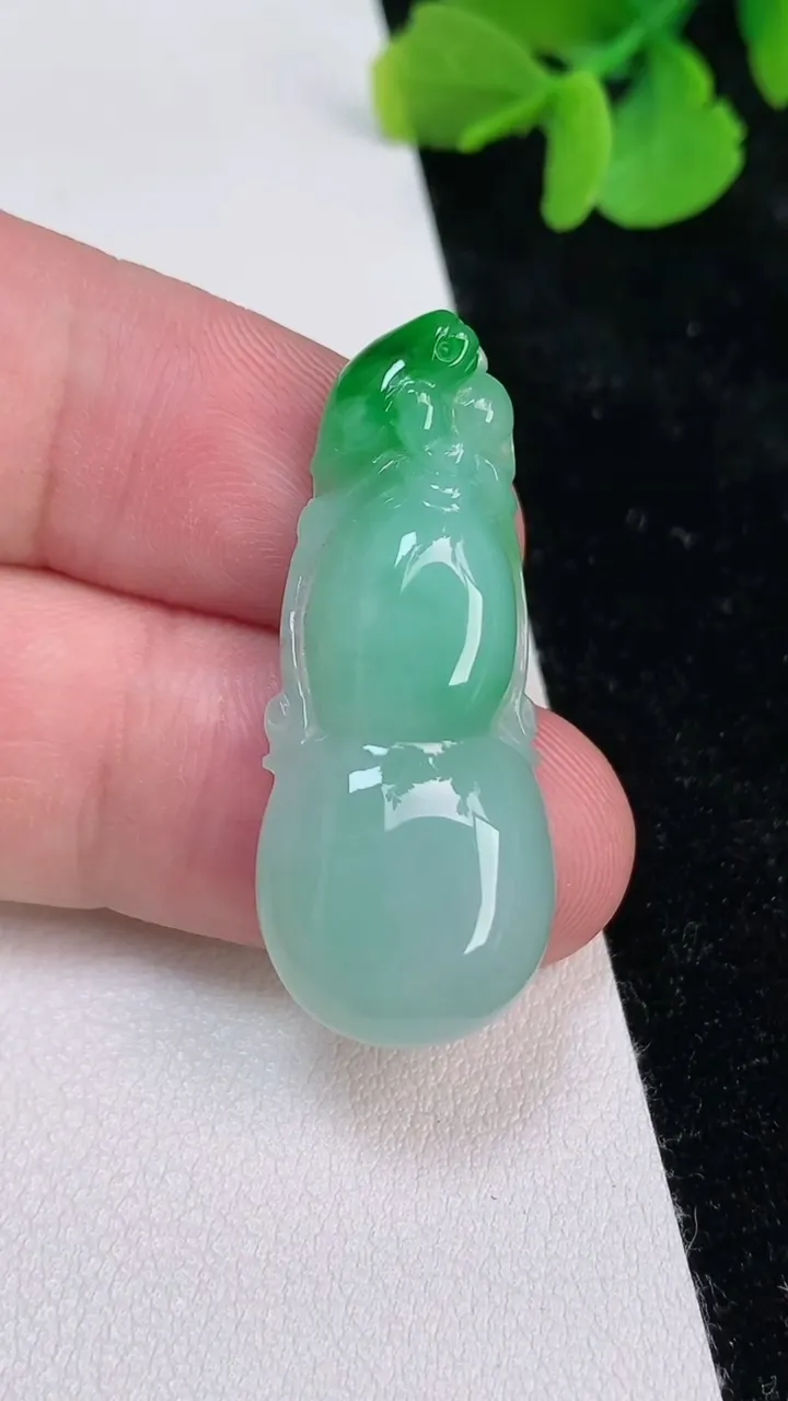 天然A货翡翠葫芦吊坠，尺寸35.3-15-5.6，重量:5.55g
6月25日