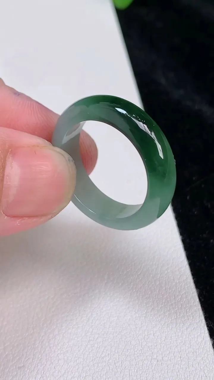 天然A货翡翠飘花指环戒指，尺寸19.5-11-3.5，重:4.44g2025年6月25日
工厂直销收藏佳品,种好水足，色泽均匀，有种有色，上手高大气！