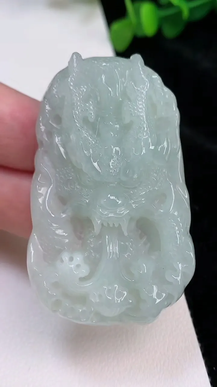 天然A货翡翠冰种龙牌吊坠，尺寸58.8-36.2-12，重:47.24g
6月25日