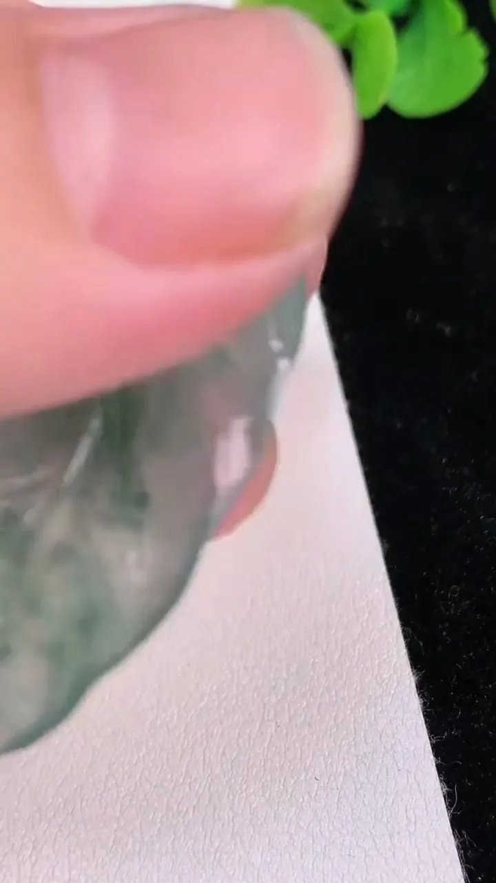天然A货翡翠冰种飘花金枝玉叶 叶子吊坠，尺寸49-26-4.3，重量:9.71g
6月25日