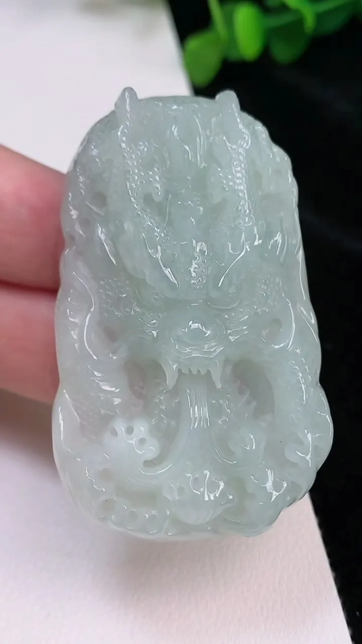 天然A货翡翠冰种龙牌吊坠，尺寸58.8-36.2-12，重:47.24g
6月25日