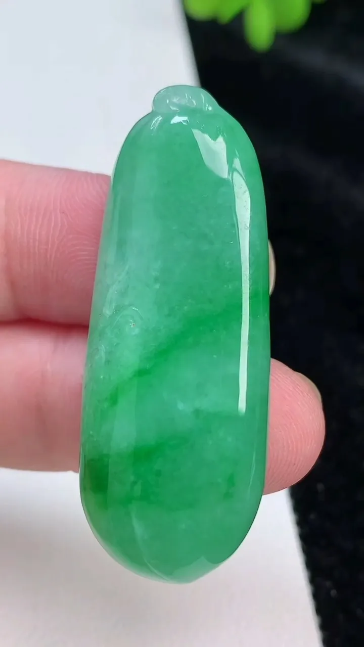 天然A货翡翠飘阳绿福瓜吊坠，尺寸41-17.8-8.5，重量:15.41g
6月25日