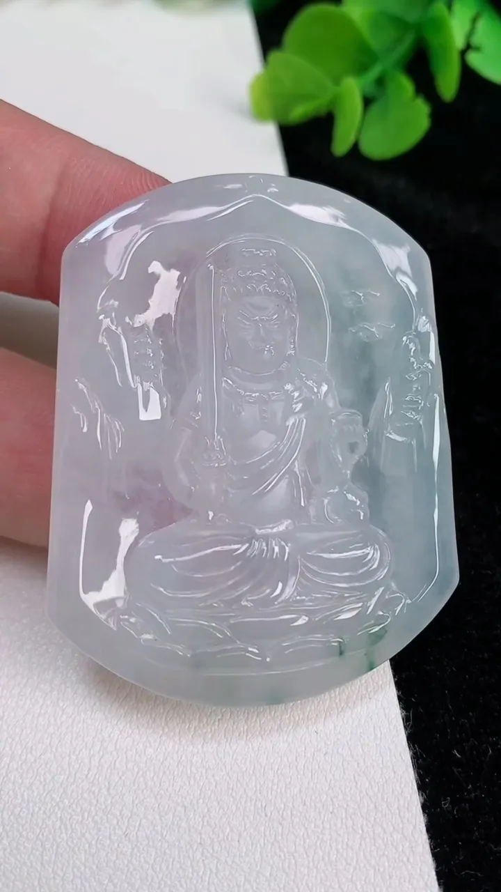 天然A货翡翠飘花不动明王吊坠，尺寸50.7-40.6-5.8，重量:25.70g
6月25日