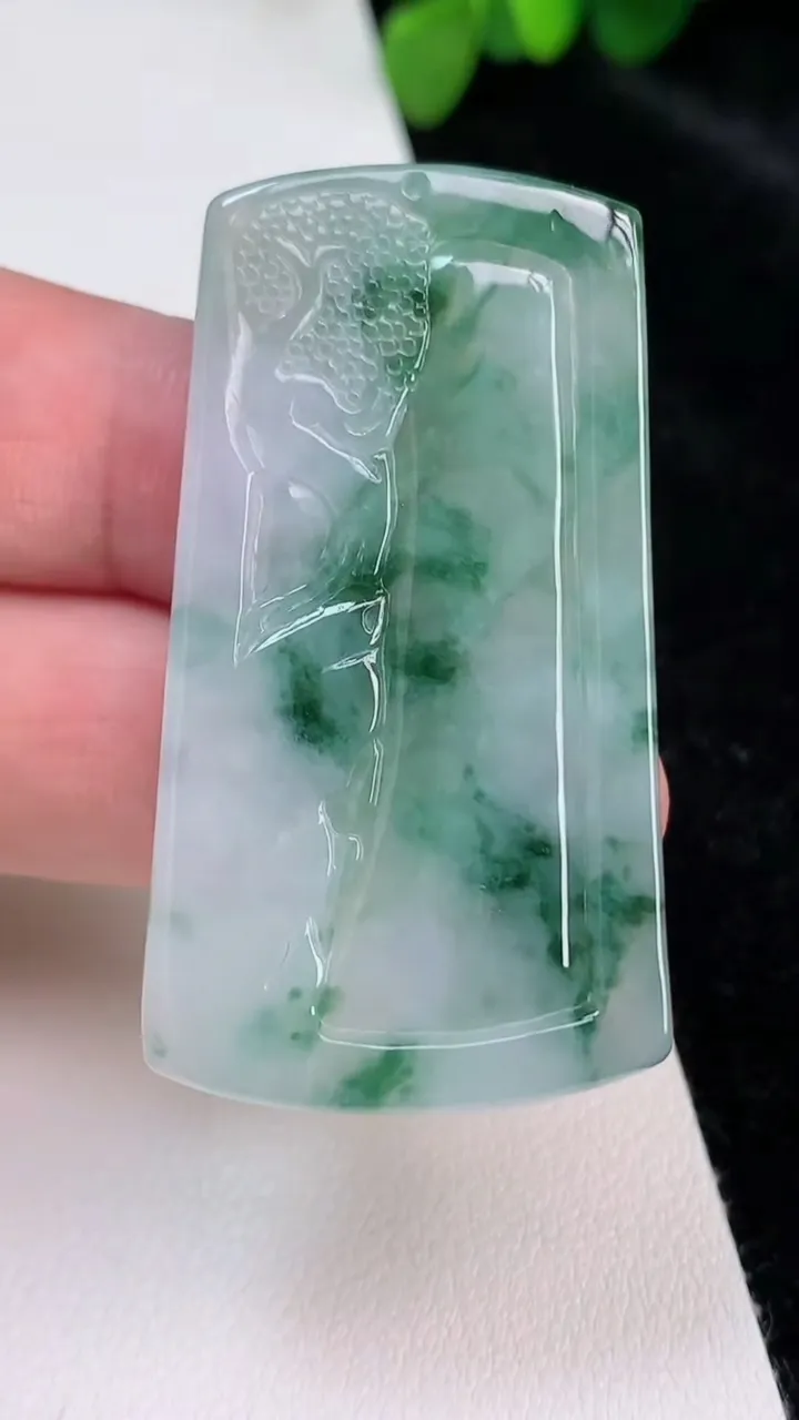 天然A货翡翠飘花山水牌吊坠，尺寸50-27.7-5.8，重:19.20g
6月25日