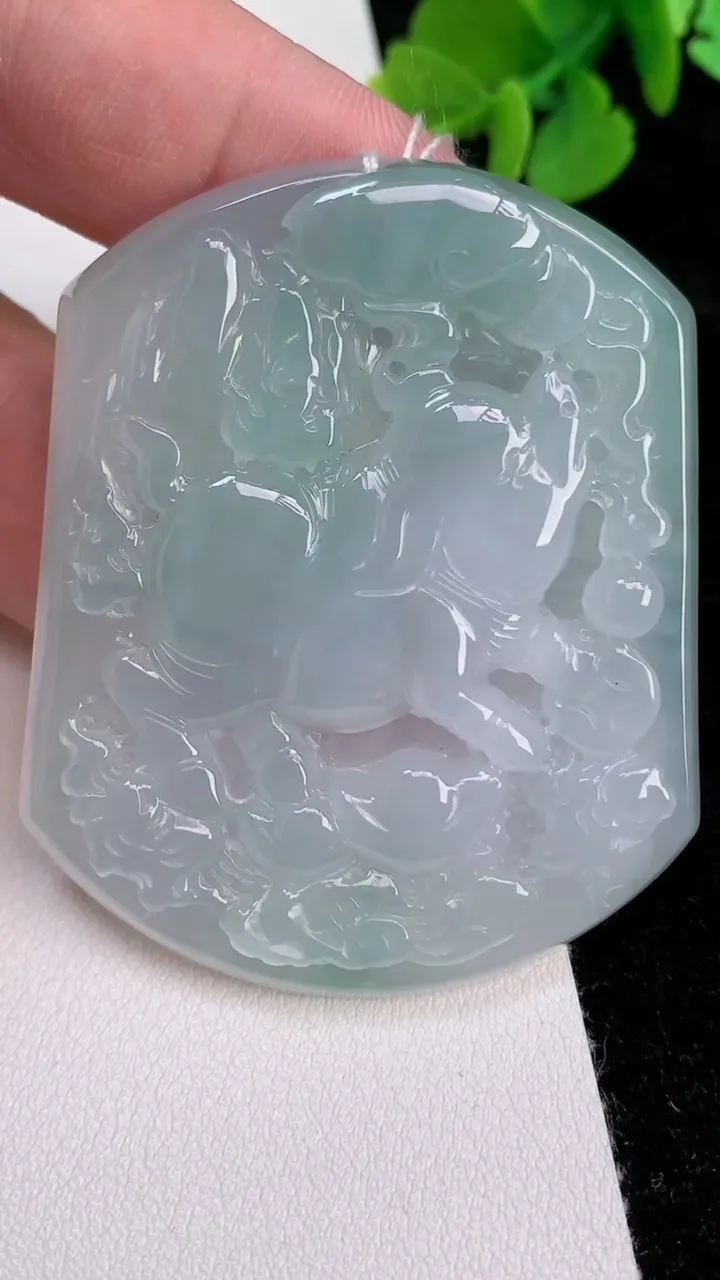 天然A货翡翠生肖猪吊坠，尺寸54.7-45-5.8，重量:32.35g
6月25日